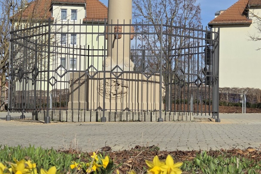 Zaun schützt den Märchenbrunnen
